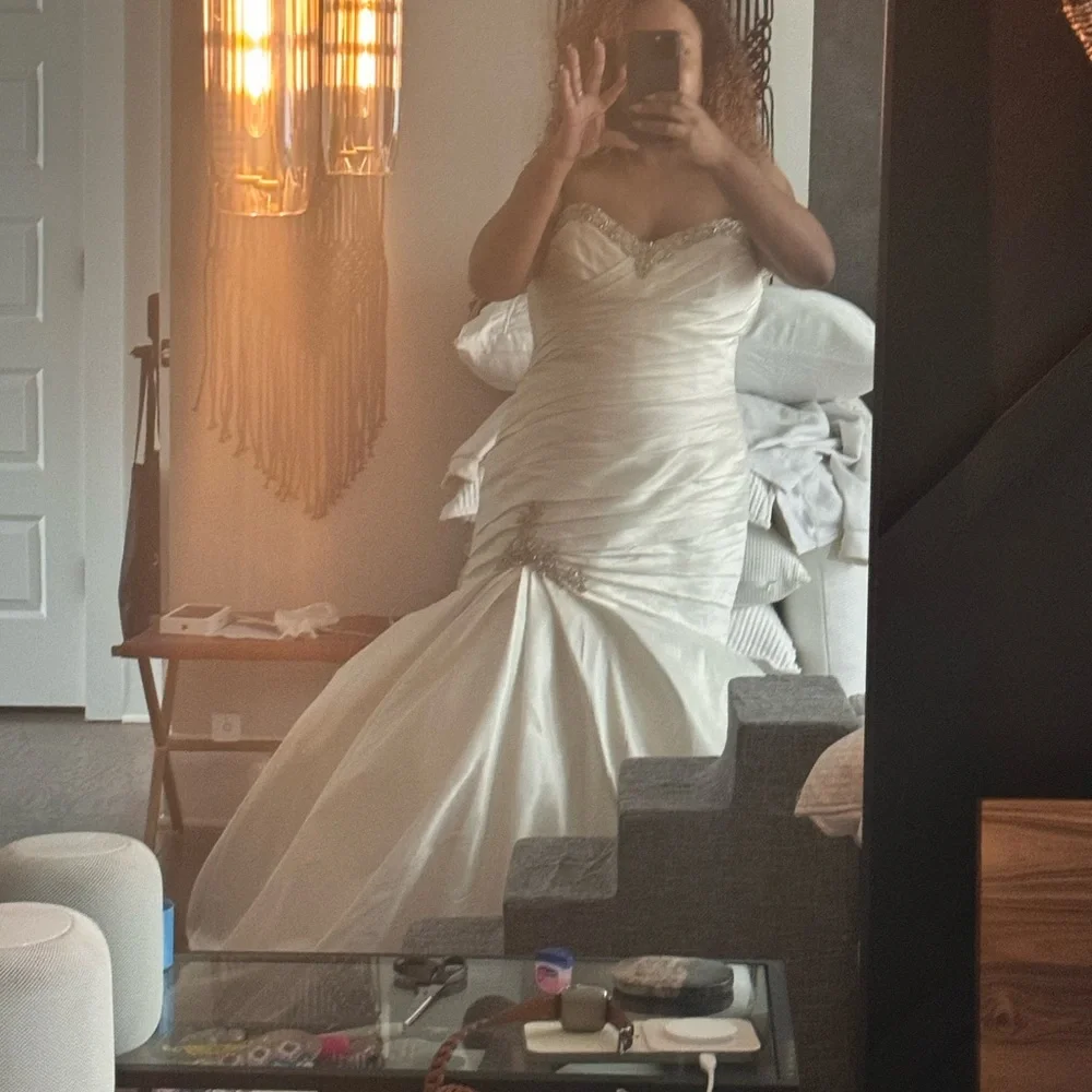 Enzoani Magnolia Wedding Dress with veil and sash - Picture 7 of 10